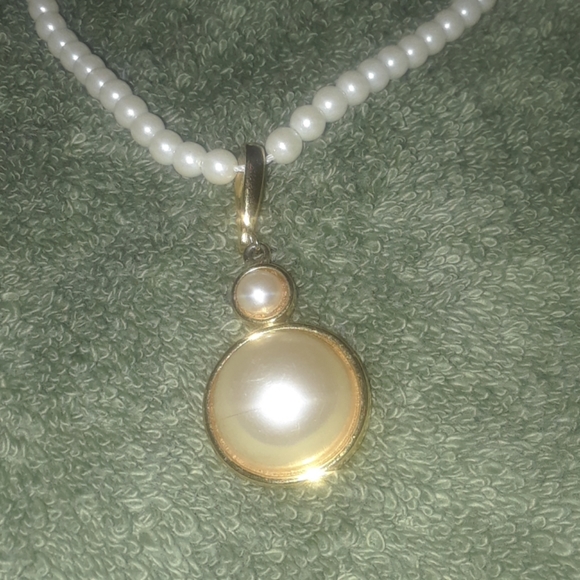Avon pearl necklace with extra pendant - Picture 2 of 4